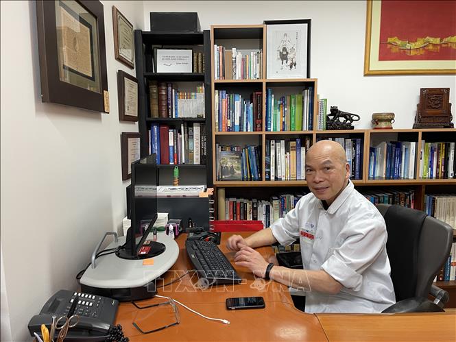 Giáo sư Tiến sĩ - Bác sĩ Đinh Xuân Anh Tuấn, Chủ nhiệm khoa Sinh lý - Khám bệnh, Bệnh viện Cochin Paris, chuyên gia về bệnh phổi và các bệnh đường hô hấp. Ảnh: Nguyễn Thu Hà - PV TTXVN tại Pháp