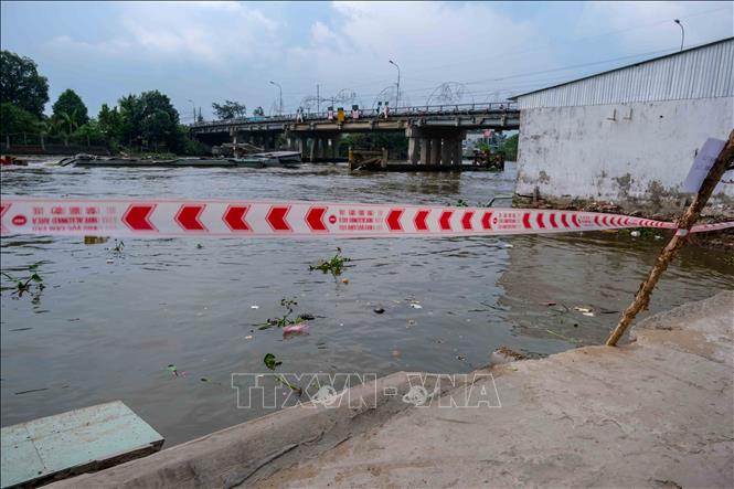 Điểm sạt lở nằm cách cầu Ô Môn khoảng 100m. Ảnh: Thanh Liêm - TTXVN