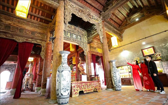 Đình Kim Ngân cơ bản mang đặc trưng của đình làng truyền thống với nghi môn, sân, đại đình, hậu cung. Nhưng do vị trí trong phố cổ nên diện tích hẹp bề rộng, phát triển về chiều sâu. Ảnh: Thanh Tùng - TTXVN