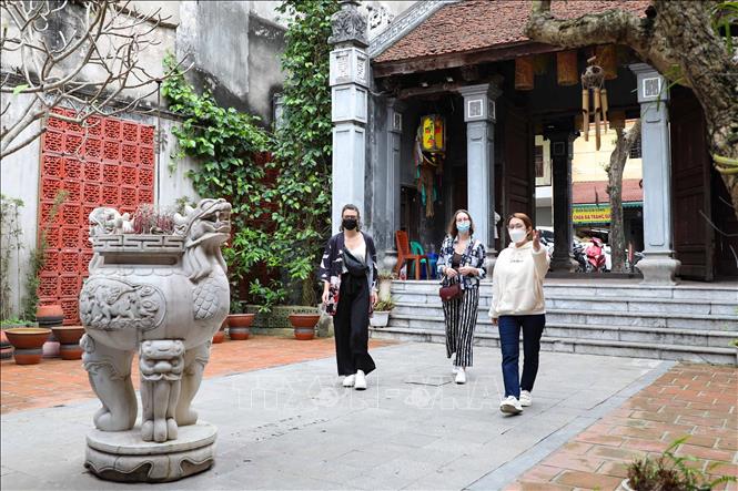 Du khách nước ngoài tham quan đình Kim Ngân. Ảnh: Thanh Tùng - TTXVN
