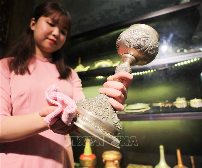 Nhiều sản phẩm kim hoàn tinh xảo được trưng bày, giới thiệu tới du khách. Ảnh: Thanh Tùng - TTXVN