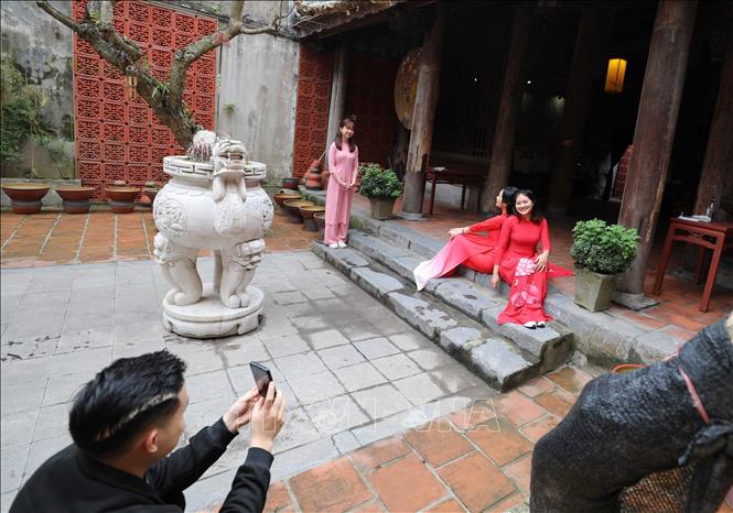 Du khách tham quan, chụp hình lưu niệm tại đình Kim Ngân. Ảnh: Thanh Tùng - TTXVN