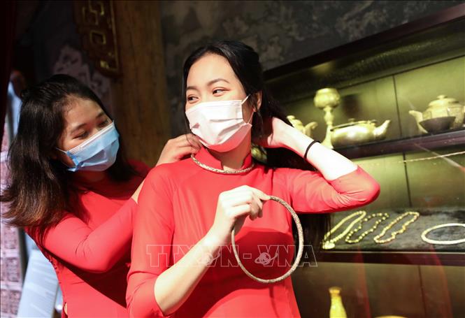 Thăm đình Kim Ngân, du khách có thể lựa chọn mua cho mình những sản phẩm kim hoàn nổi tiếng. Ảnh: Thanh Tùng - TTXVN