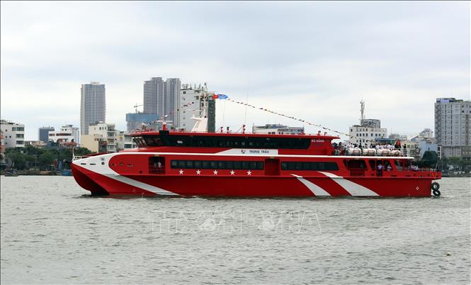 Trung Trac high-speed ferry on the Han River in Da Nang City in the route's launching day. VNA Photo: Trần Lê Lâm