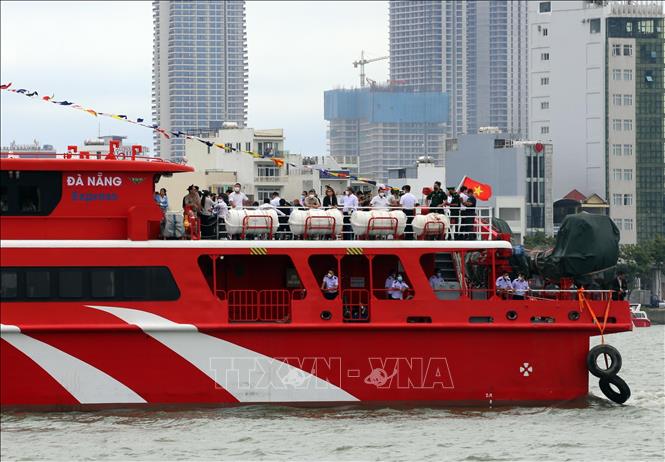 Trung Trac high-speed ferry on the Han River in Da Nang City in the route's launching day. VNA Photo: Trần Lê Lâm