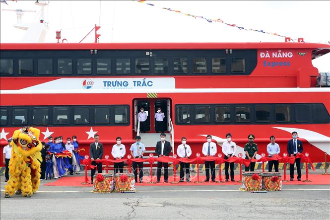Delegates cut the ribbon to launch the service at the Han River port in Da Nang City. VNA Photo: Trần Lê Lâm