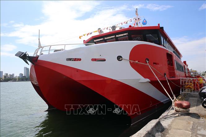 Trung Trac high-speed ferry at the Han River port in Da Nang City in the route’s launching day. VNA Photo: Trần Lê Lâm