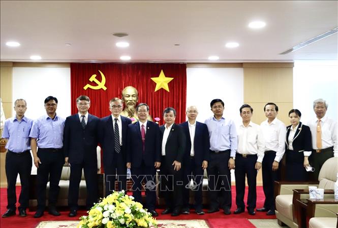 Lãnh đạo tỉnh Bình Dương chụp ảnh với Ban giám đốc Công ty Polytex Far Eastern Việt Nam. Ảnh: TTXVN phát