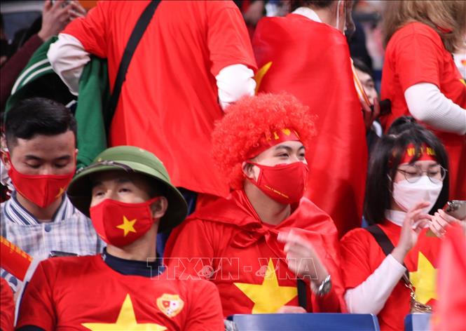 Các cổ động viên Việt Nam cổ vũ nhiệt tình trên khán đài. Ảnh: Đào Thanh Tùng/Phóng viên TTXVN tại Nhật Bản 