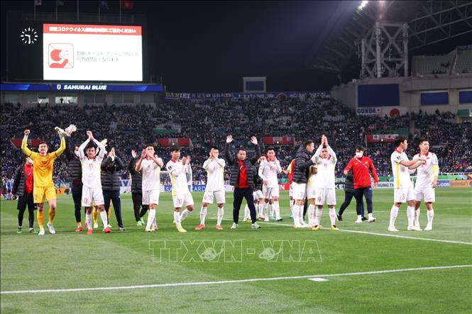 Photo: Vietnamese players thank fan's support after the match. VNA Photo: Đào Thanh Tùng