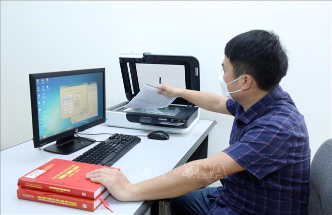 Trong ảnh: Công tác số hóa sách Địa chí tại Thư viện tỉnh Lạng Sơn. Ảnh: Anh Tuấn – TTXVN