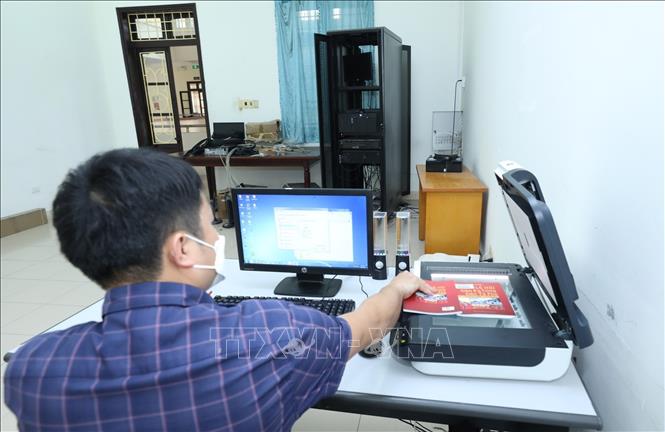 Trong ảnh: Công tác số hóa sách Địa chí tại Thư viện tỉnh Lạng Sơn. Ảnh: Anh Tuấn – TTXVN