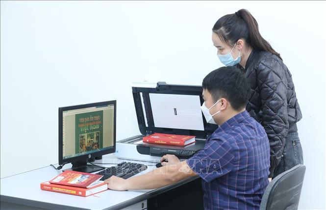 Trong ảnh: Công tác số hóa sách Địa chí tại Thư viện tỉnh Lạng Sơn. Ảnh: Anh Tuấn – TTXVN