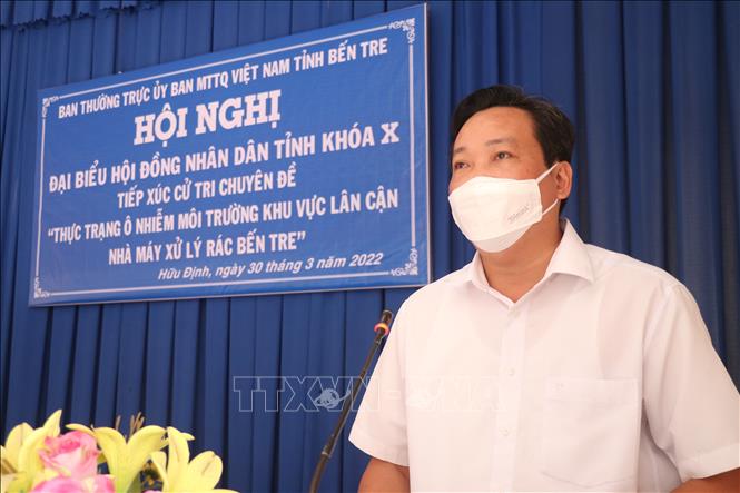 Trong ảnh: Đại diện lãnh đạo Sở Tài nguyên môi trường tỉnh Bến Tre lắng nghe và ghi nhận những bức xúc của người dân. Ảnh: Huỳnh Phúc Hậu - TTXVN