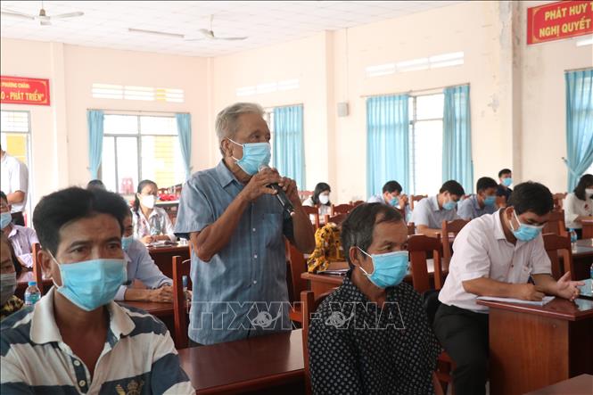 Trong ảnh: Người dân hai xã Phú Hưng (thành phố Bến Tre) và Hữu Định (huyện Châu Thành, tỉnh Bến Tre) bày tỏ ý kiến về vấn đề ô nhiễm môi trường tại khu vực lân cận nhà máy xử lý rác Bến Tre. Ảnh: Huỳnh Phúc Hậu - TTXVN