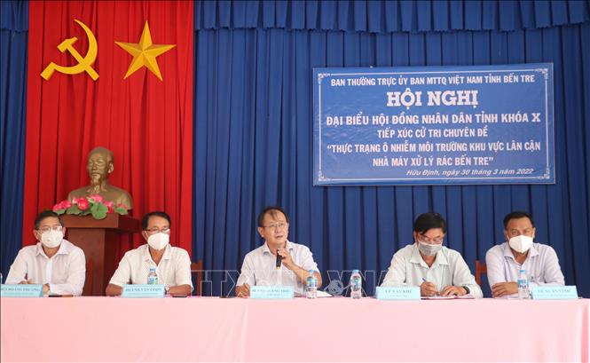Trong ảnh: Đại biểu Hội đồng nhân dân tỉnh Bến Tre khóa X tiếp xúc cử tri hai xã Phú Hưng (thành phố Bến Tre, Bến Tre) và Hữu Định (huyện Châu Thành). Ảnh: Huỳnh Phúc Hậu - TTXVN