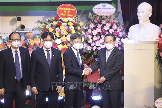 Trong ảnh: Ông Trần Quốc Huy (bên phải), Vụ trưởng Vụ tổ chức cán bộ, Tổng cục Giáo dục Nghề nghiệp (Bộ Lao động Thương binh và Xã hội) trao Quyết định cho lãnh đạo bệnh viện và ban giám hiệu nhà trường. Ảnh: Minh Quyết - TTXVN