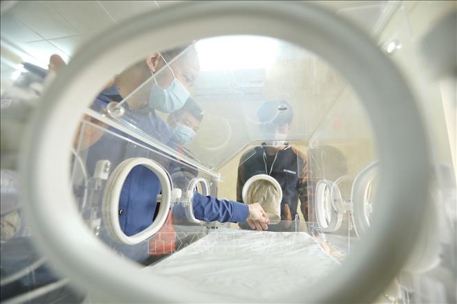 Trong ảnh: Giảng viên hướng dẫn sinh viên học thực hành với thiết bị Lồng ấp trẻ sơ sinh. Ảnh: Minh Quyết - TTXVN
