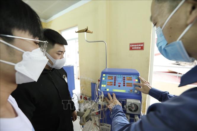 Trong ảnh: Sinh viên trường Cao đẳng Y tế và Thiết bị Việt Đức học thực hành trên thiết bị máy chạy thận nhân tạo. Ảnh: Minh Quyết - TTXVN