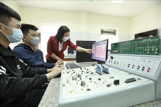 Trong ảnh: Lớp học thực hành môn Kỹ thuật y sinh của sinh viên trường Cao đẳng Y tế và Thiết bị Việt Đức. Ảnh: Minh Quyết - TTXVN