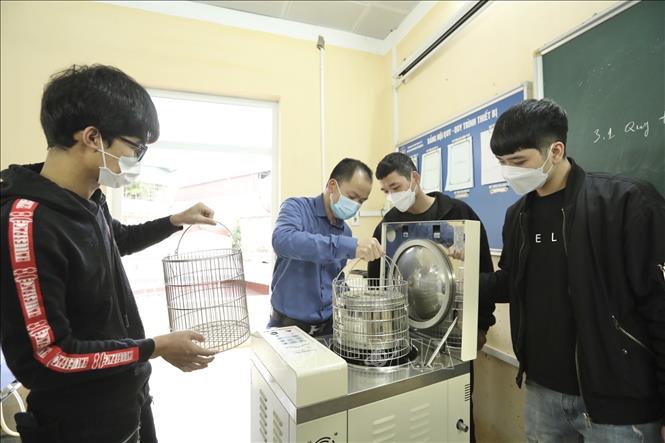 Trong ảnh: Lớp học thực hành với thiết bị Nồi hấp tiệt trùng. Ảnh: Minh Quyết - TTXVN