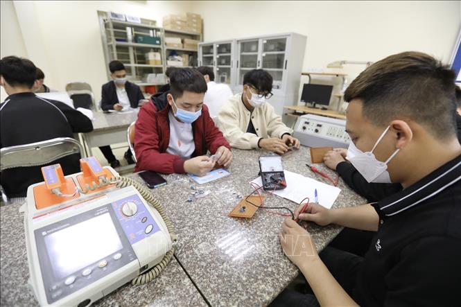 Trong ảnh: Sinh viên thực hành lắp mạch tạo xung của mạch phá rung tim. Ảnh: Minh Quyết - TTXVN