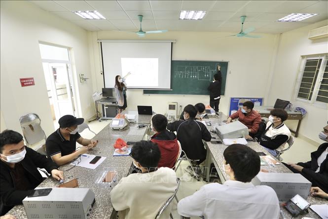 Trong ảnh: Sinh viên thực hành lắp mạch tạo xung của mạch phá rung tim. Ảnh: Minh Quyết - TTXVN