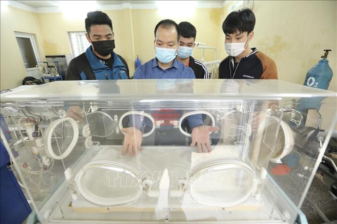 Trong ảnh: Giảng viên hướng dẫn sinh viên học thực hành với thiết bị Lồng ấp trẻ sơ sinh. Ảnh: Minh Quyết - TTXVN
