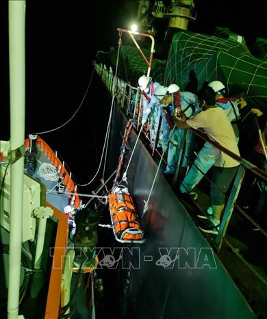 Trong ảnh: Lực lượng thuyền viên tàu SAR 27-01 thuộc Trung tâm phối hợp tìm kiếm, cứu nạn hàng hải Việt Nam tiếp cận với tàu nước ngoài để đưa bệnh nhận vào bờ cấp cứu, ảnh tối 29/3. Ảnh: TTXVN phát