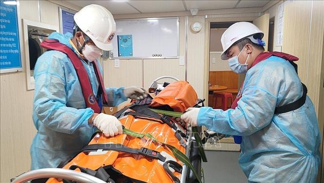 Trong ảnh: Lực lượng thuyền viên tàu SAR 27-01 thuộc Trung tâm phối hợp tìm kiếm, cứu nạn hàng hải Việt Nam chăm sóc bệnh nhận trên tàu trước khi bệnh nhân được chuyển vào bệnh viện cấp cứu. Ảnh: TTXVN phát