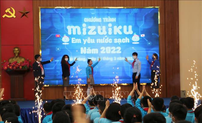 Trong ảnh: Các đại biểu nhấn nút khởi động chương trình “Mizuiki- Em yêu nước sạch” năm 2022. Ảnh: TTXVN phát