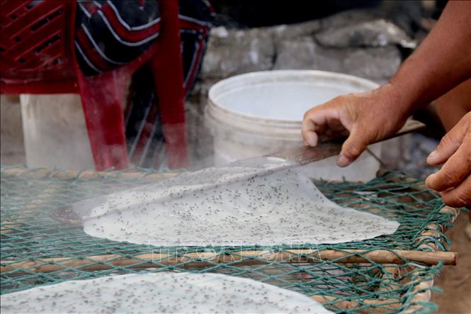 Trong ảnh: Công đoạn tráng bánh. Ảnh: Nguyễn Thanh - TTXVN