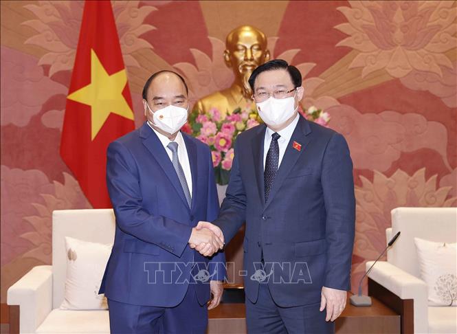 Chủ tịch Quốc hội Vương Đình Huệ đón Chủ tịch nước Nguyễn Xuân Phúc dự Hội nghị. Ảnh: Doãn Tấn - TTXVN