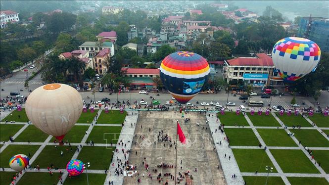 Sắc màu của các khinh khí cầu quốc tế tại quảng trường Nguyễn Tất Thành, thành phố Tuyên Quang. Ảnh: Huy Hùng - TTXVN