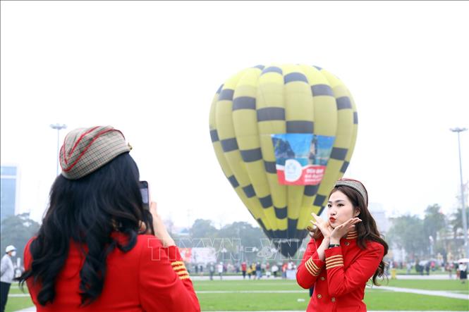 Các tiếp viên của Vietjet tô điểm thêm sắc màu của lễ hội. Ảnh: Huy Hùng - TTXVN
