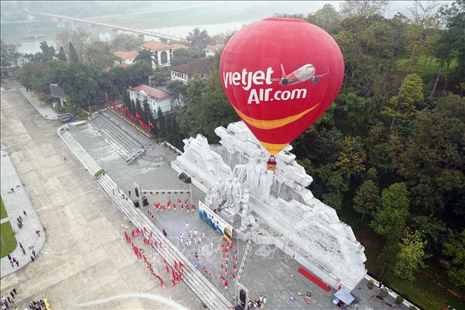 Khinh khí cầu Vietjet nổi bật tại lễ hội khinh khí cầu quốc tế Tuyên Quang. Ảnh: Huy Hùng - TTXVN                                