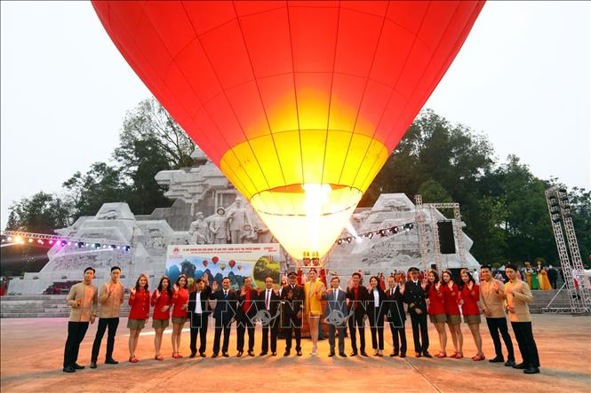 Lãnh đạo tỉnh Tuyên Quang và Vietjet Air cùng với đoàn tiếp viên và phi công. Ảnh: Huy Hùng - TTXVN 