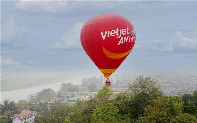 Khinh khí cầu của Vietjet đại diện cho màu cờ sắc áo của đội chủ nhà Việt Nam tham gia lễ hội khinh khí cầu quốc tế năm nay. Ảnh: Huy Hùng - TTXVN