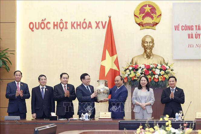 Chủ tịch nước Nguyễn Xuân Phúc tặng quà lưu niệm cho Chủ tịch Quốc hội Vương Đình Huệ. Ảnh: Doãn Tấn - TTXVN