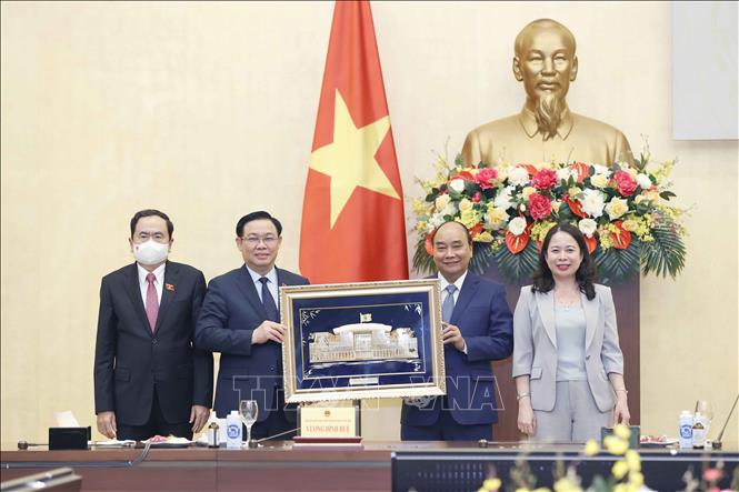 Chủ tịch Quốc hội Vương Đình Huệ tặng quà lưu niệm cho Chủ tịch nước Nguyễn Xuân Phúc. Ảnh: Doãn Tấn - TTXVN