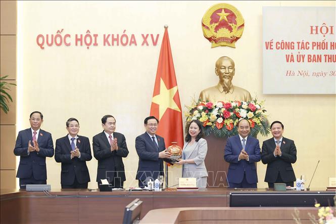 Chủ tịch Quốc hội Vương Đình Huệ tặng quà lưu niệm cho Phó Chủ tịch nước Võ Thị Ánh Xuân. Ảnh: Doãn Tấn - TTXVN