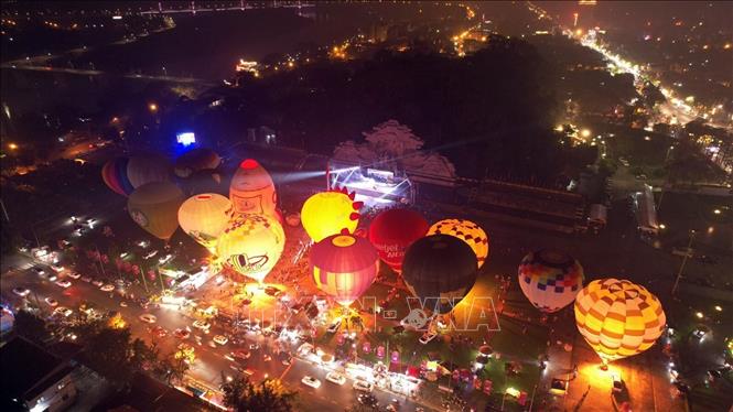 Khung cảnh lễ hội ánh sáng khinh khí cầu tại quảng trường Nguyễn Tất Thành (Tp Tuyên Quang). Ảnh: TTXVN