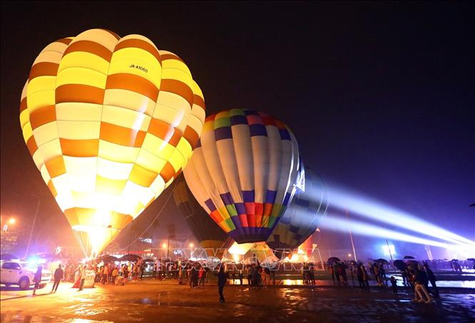 Những chiếc khinh khí cầu như những chiếc đèn lồng lung linh sắc màu. Ảnh: Huy Hùng – TTXVN