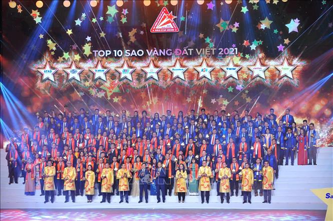 Winners receive Vietnam Gold Star Award 2021 at the ceremony in Hanoi on March 30 VNA Photo: Minh Đức