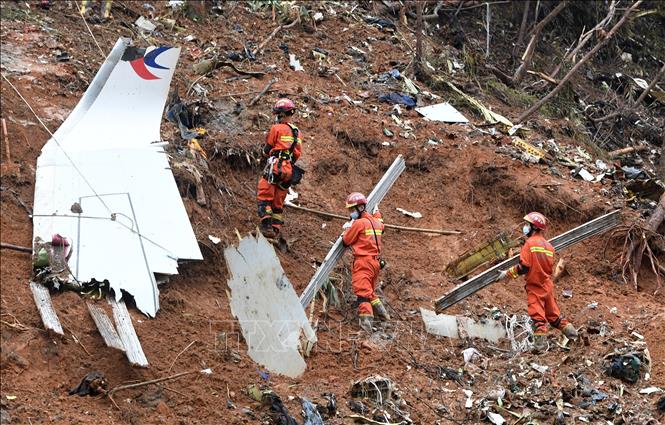 Trong ảnh: Mảnh vỡ của chiếc máy bay Boeing 737-800 bị rơi được tìm thấy tại hiện trường vụ tai nạn ở tỉnh Quảng Tây, Trung Quốc, ngày 24/3/2022. Ảnh: THX/TTXVN