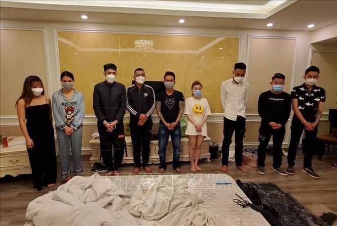 Trong ảnh: 9 đối tượng bị lực lượng chức năng bắt khi đang sử dụng trái phép chất ma túy trong khách sạn tại thành phố Cẩm Phả. Ảnh: TTXVN phát