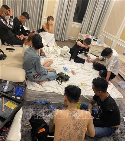 Trong ảnh: Các đối tượng bị bắt quả tang khi đang sử dụng trái phép chất ma túy trong khách sạn tại thành phố Cẩm Phả ( Quảng Ninh). Ảnh: TTXVN phát