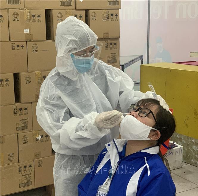 Trong ảnh: Nhân viên siêu thị  Co.opmart Vĩnh Phúc được test nhanh COVID -19 hàng tuần để đảm bảo công tác phòng chống dịch. Ảnh: Hoàng Hùng - TTXVN