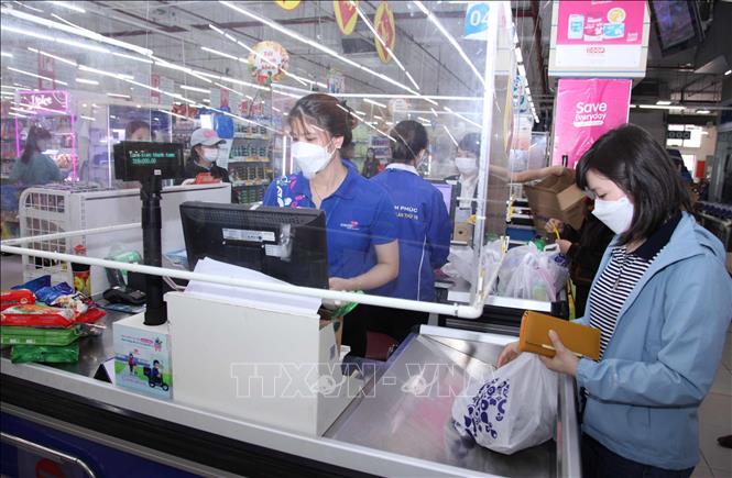 Trong ảnh: Khách hàng mua sắm tại Siêu thị Co.opmart Vĩnh Phúc. thực hiện đeo khẩu trang theo đúng quy định phòng chống dịch COVID -19. Ảnh: Hoàng Hùng - TTXVN