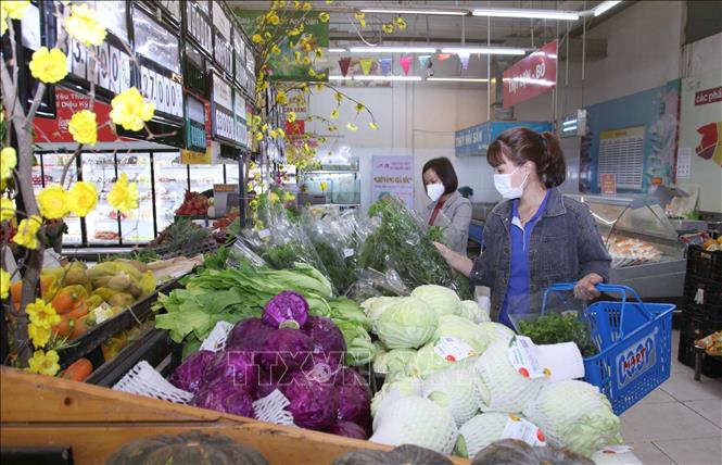 Trong ảnh: Khách hàng mua sắm tại siêu thị Co.opmart Vĩnh Phúc. Ảnh: Hoàng Hùng - TTXVN